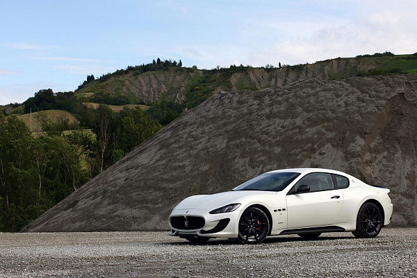 Фото дисков Maserati ASTRO Черный глянец на Maserati GranTurismo I