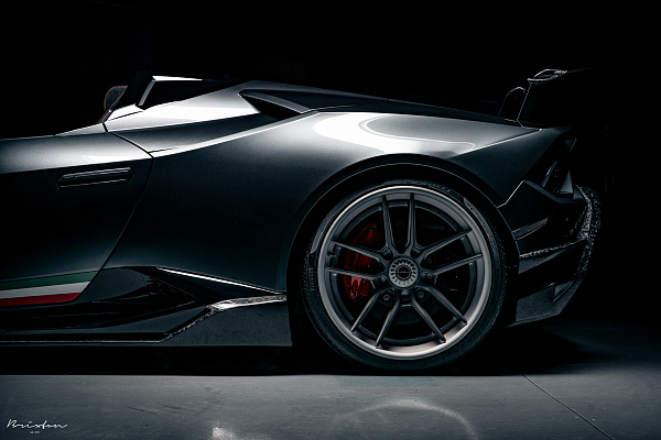 Фото дисков Brixton Forged VL1 Сатиновый темный лак на Lamborghini Huracan
