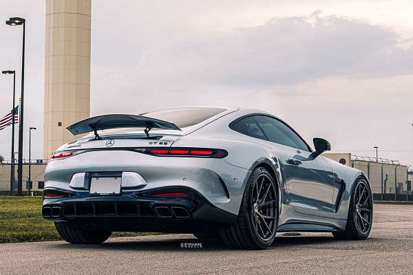 Фото дисков Strasse Wheels SM5RT Deep Concave FS Черный глянец на Mercedes-Benz AMG GT II