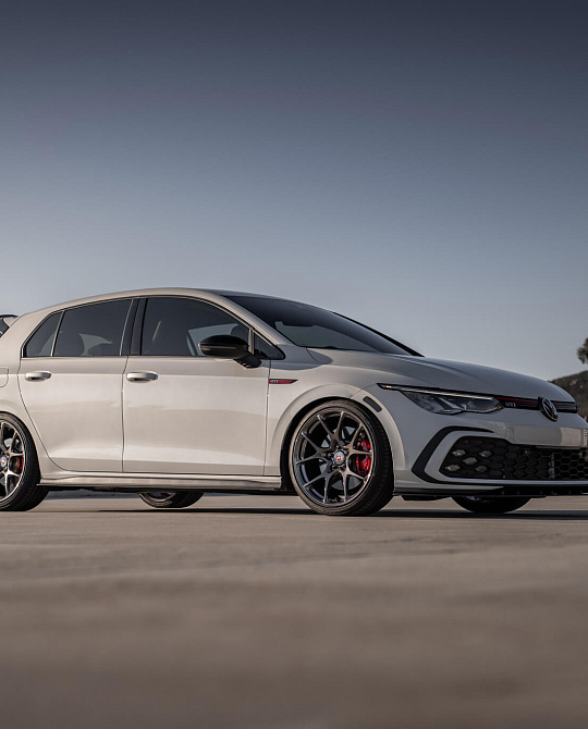 Фото дисков 521M Глянцевый темный лак на Volkswagen Golf VIII