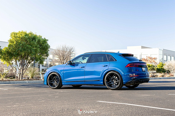 Фото дисков Anrky S1-X3 Черный глянец на Audi Q8