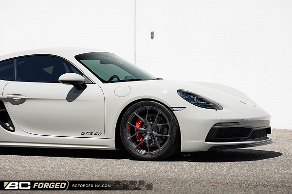 Фото дисков BC Forged RZ25 Глянцевый графит на Porsche Cayman II