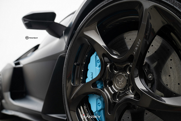 Фото дисков Anrky XR-205 Черный глянец на Lamborghini Revuelto