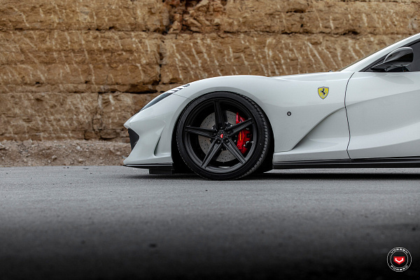Фото дисков Vossen M-X5 Черный глянец на Ferrari 812