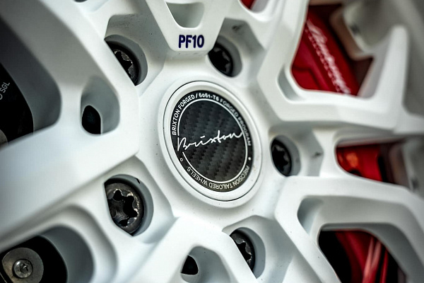 Фото дисков Brixton Forged PF10 Белый глянец на Lamborghini Urus
