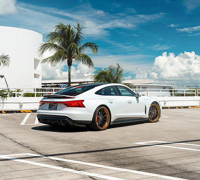 Фото дисков Strasse Wheels SV10 Deep Concave FS на Audi E-tron GT