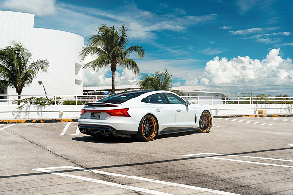 Фото дисков Strasse Wheels SV10 Deep Concave FS Черный глянец на Audi E-tron GT