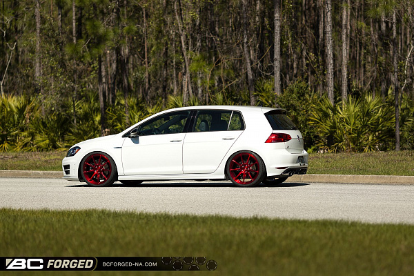 Фото дисков BC Forged RZ39 Красный глянец на Volkswagen Golf VII