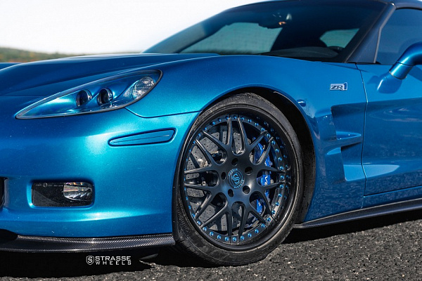 Фото дисков Strasse Wheels SV8 Signature Черный сатин на Chevrolet Corvette C6