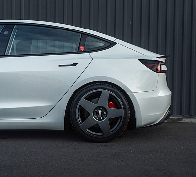 Фото дисков Bola B10 на Tesla Model 3