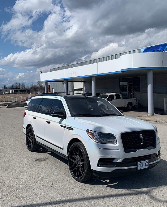 Фото дисков Bogota Черный глянец на Lincoln Navigator IV