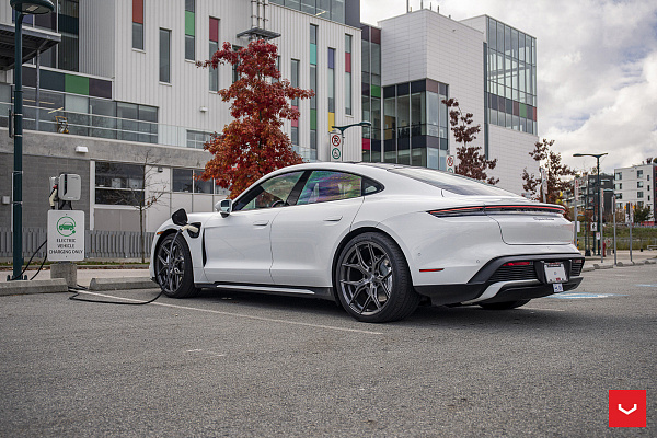Фото дисков Vossen HF-5 Глянцевый графит на Porsche Taycan I