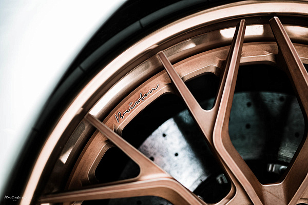 Фото дисков Brixton Forged PF10 Сатиновая бронза на Ferrari 488