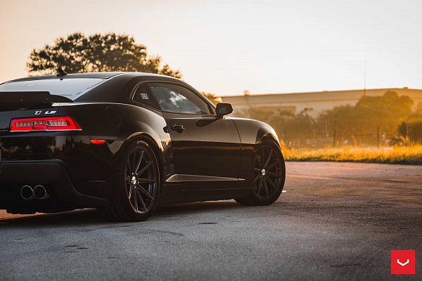 Фото дисков Vossen VFS-10 Глянцевый графит на Chevrolet Camaro V