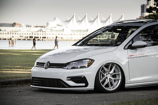 Фото дисков Rotiform FLG Серебро на Volkswagen Golf VII