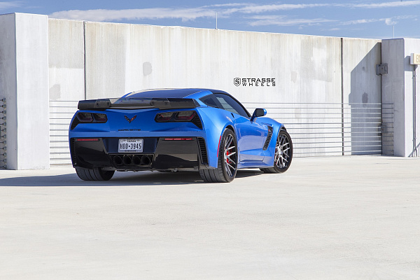 Фото дисков Strasse Wheels SM7 Deep Concave Сатиновый темный лак на Chevrolet Corvette C7
