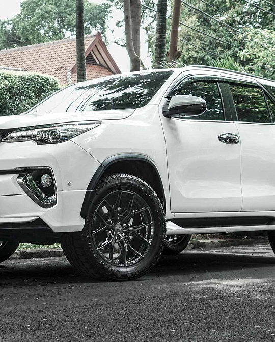 Фото дисков HF6-4 Черный глянец на Toyota Fortuner II