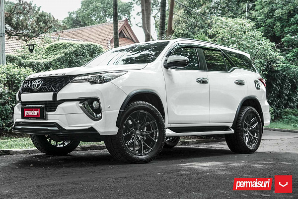 Фото дисков Vossen HF6-4 Черный глянец на Toyota Fortuner II