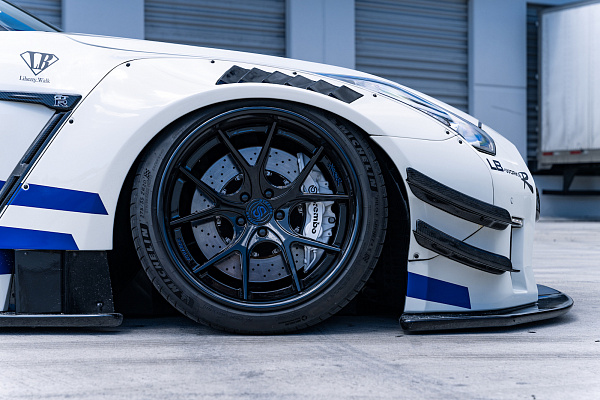 Фото дисков Strasse Wheels SM5R Deep Concave FS Черный глянец на Nissan GT-R