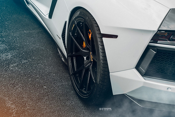 Фото дисков Strasse Wheels SM5R Deep Concave Monoblock Черный глянец на Lamborghini Aventador