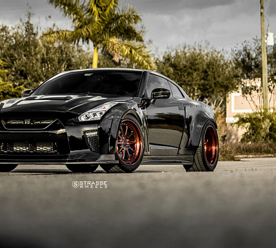 Фото дисков Strasse Wheels R10 Competition на Nissan GT-R