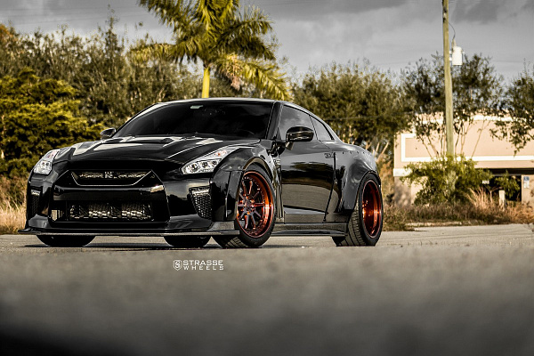 Фото дисков Strasse Wheels R10 Competition Другой цвет на Nissan GT-R