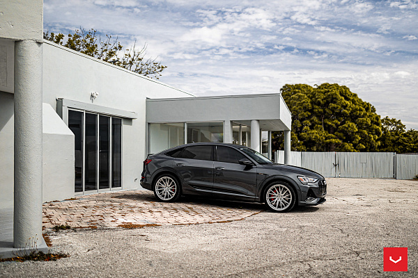 Фото дисков Vossen HF-4T Серебро на Audi E-tron