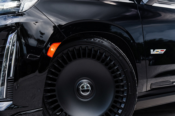 Фото дисков Brixton Forged LX16 Черный сатин на Cadillac Escalade V