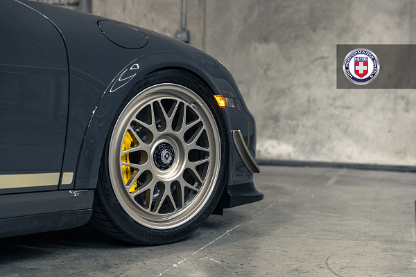 Фото дисков HRE 300 GT Глянцевая шампань на Porsche 911 VI