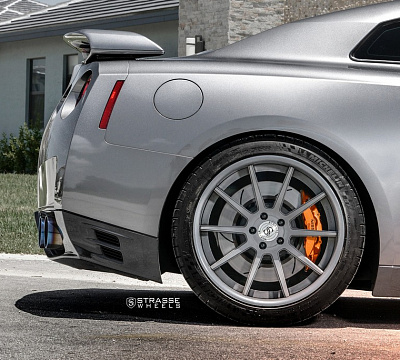 Фото дисков Strasse Wheels R10 Deep Concave на Nissan GT-R