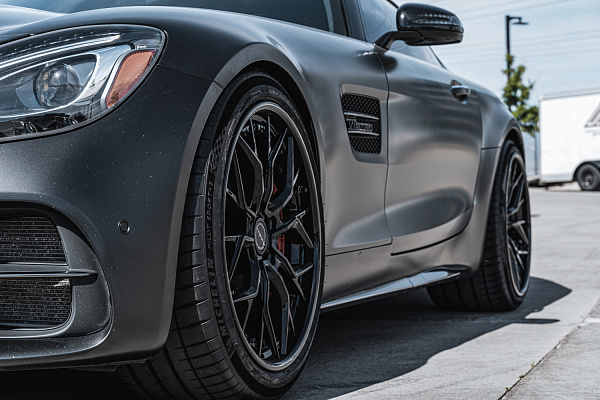 Фото дисков Brixton Forged PF10 Черный глянец на Mercedes-Benz AMG GT I