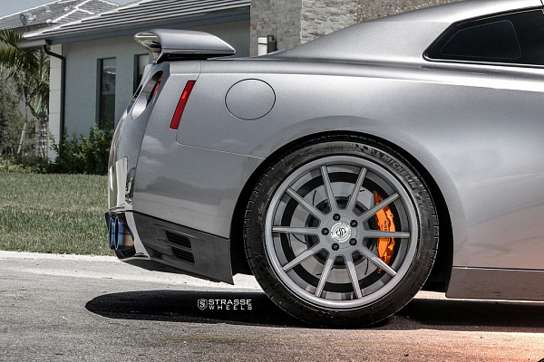 Фото дисков Strasse Wheels R10 Deep Concave Другой цвет на Nissan GT-R