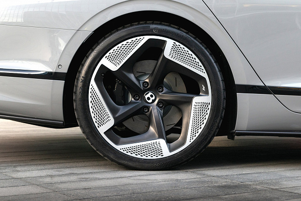 Фото дисков Kahn Type 8 Черный матовый на Bentley Flying Spur III