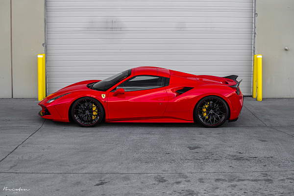 Фото дисков Brixton Forged CM6-R Черный глянец на Ferrari 488