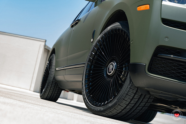 Фото дисков Vossen S17-16 Черный глянец на Rolls-Royce Cullinan