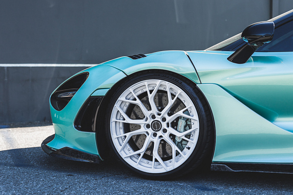 Фото дисков Brixton Forged PF10 Белый глянец на McLaren 720S
