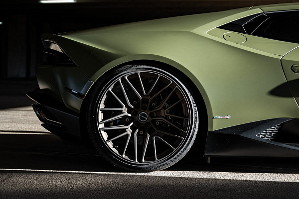 Фото дисков Brixton Forged VL4 Сатиновая бронза на Lamborghini Huracan