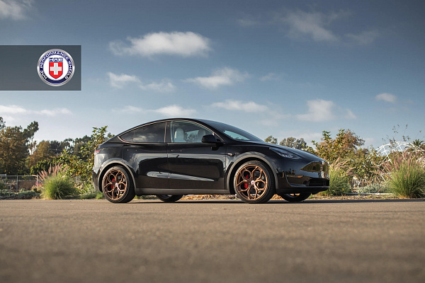 Фото дисков HRE P111SC Сатиновая бронза на Tesla Model Y
