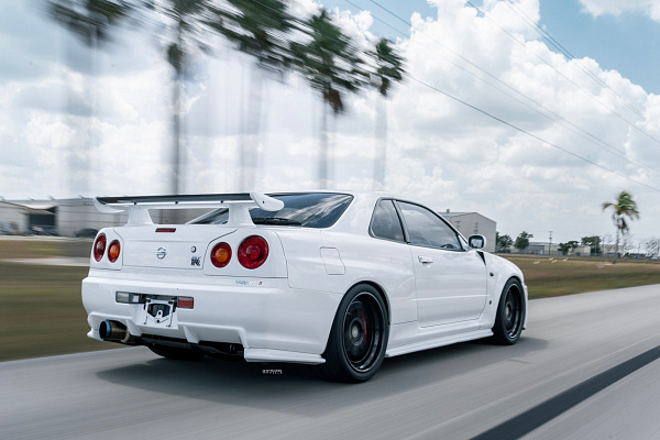 Фото дисков Strasse Wheels R10 Competition Черный глянец на Nissan GT-R