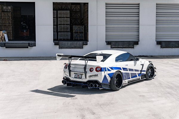 Фото дисков Strasse Wheels SM5R Deep Concave FS Черный глянец на Nissan GT-R