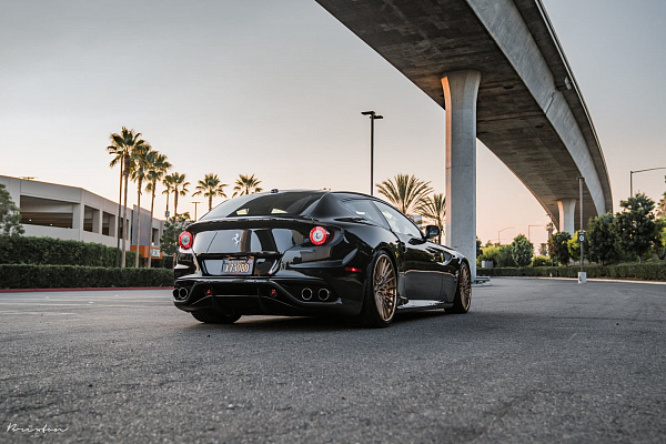 Фото дисков Brixton Forged HS1 Сатиновое темное золото на Ferrari FF