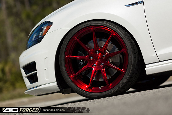 Фото дисков BC Forged RZ39 Красный глянец на Volkswagen Golf VII