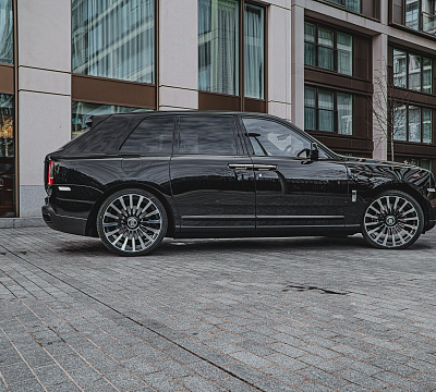 Фото дисков Kahn Type 61 на Rolls-Royce Cullinan