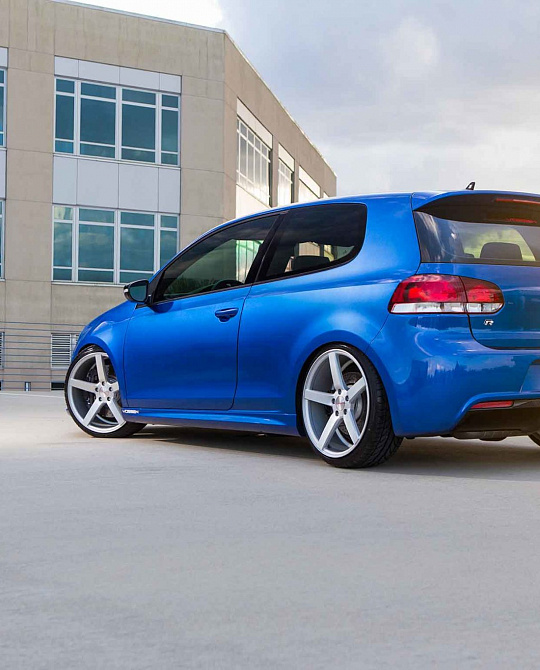 Фото дисков CV3 Серебро на Volkswagen Golf VII