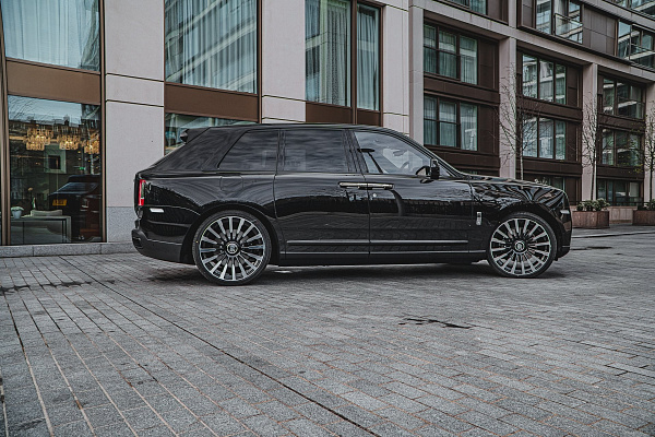 Фото дисков Kahn Type 61  на Rolls-Royce Cullinan