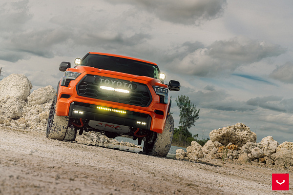 Фото дисков Vossen HFX-1 (6-Lug) Черный глянец на Toyota Sequoia III