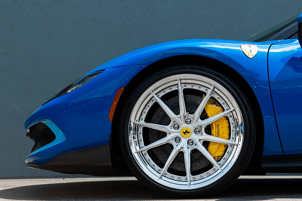 Фото дисков HRE S104SC Глянцевый лак на Ferrari 296