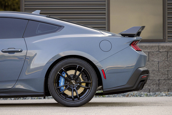 Фото дисков American Racing MACH FIVE Черный глянец на Ford Mustang VII