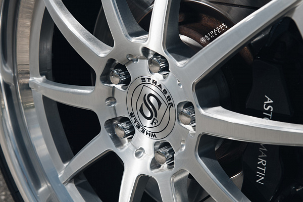 Фото дисков Strasse Wheels R10 Performance Глянцевый лак на Aston Martin Vantage 2