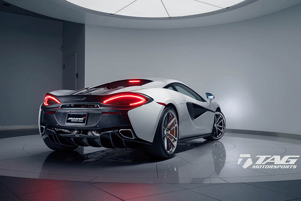 Фото дисков HRE P104 Глянцевый темный лак на McLaren 570S